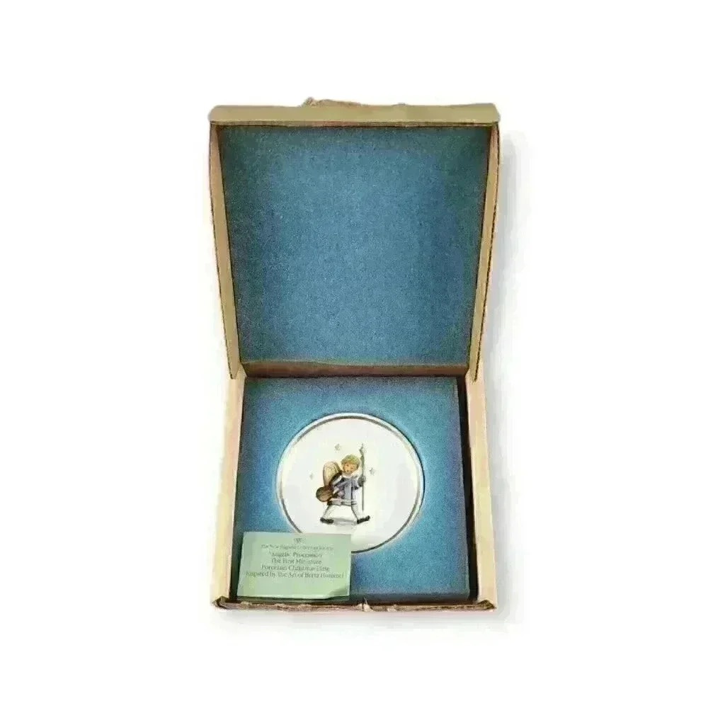Hummel Christmas Plate - Picture 3 of 6